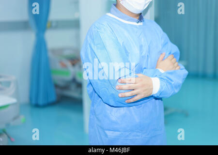 Chirurgien mâle est croisant les bras dans un hôpital en Thaïlande. Banque D'Images