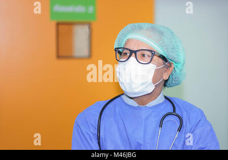 Chirurgien d'âge moyen dans un hôpital en Thaïlande. Banque D'Images