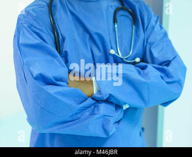 Chirurgien mâle est croisant les bras dans un hôpital en Thaïlande. Banque D'Images