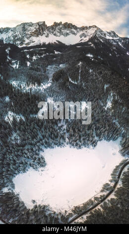 Portrait du Lac Karersee, la province de Bolzano, Trentin-Haut-Adige, Italie. Le lac gelé de Carezza Banque D'Images