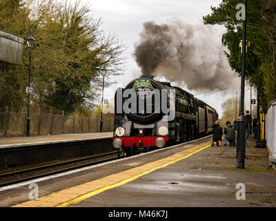 Charing, Kent, UK. Feb 14, 2018. Les Cathédrales locomotive Express passe par la gare de Charing, le train est le 70013 Oliver Cromwell, à Banque D'Images