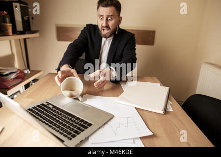 Tasse de café en blanc se répandre sur la table le matin, journée de travail à table office Banque D'Images