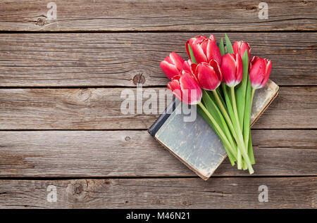 Fleurs bouquet de tulipes rouges sur fond de bois. Saint-valentin Pâques ou carte de vœux. Vue de dessus avec l'espace pour vos messages d'accueil Banque D'Images