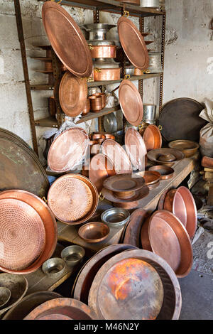 Pots en cuivre dans le bazar, Coppersmith dans Adiyaman, Turquie. Banque D'Images
