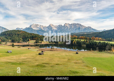 Lodges avec Gerold lac et montagnes des Alpes en arrière-plan. Krün, Upper Bavaria, Bavaria, Germany. Banque D'Images