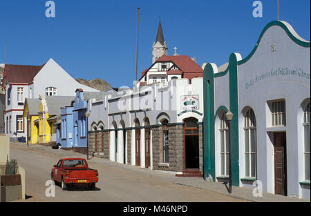 La Namibie. Désert du Namib. Luderitz. Maisons coloniales allemandes. Église Felsenkirche. Banque D'Images