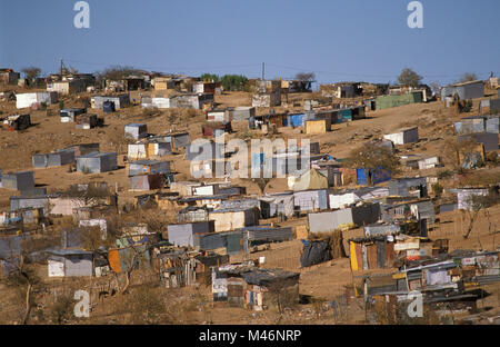 La Namibie, Windhoek. Township Goreangab. Maisons faites de tôle ondulée. Banque D'Images
