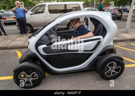 Une personne d'une voiture électrique Renault. Banque D'Images