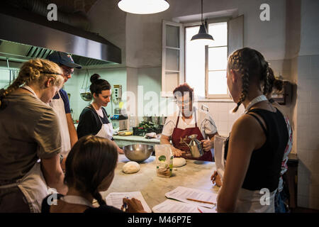 Cours de cuisine, le Tenuta di Spannocchia, Toscane, Italie. Banque D'Images