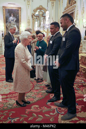 La reine Elizabeth II se réunit des joueurs de rugby à Mako (2e à droite) et Billy Vunipola lors d'une réception pour célébrer la communauté communauté diasporique, à l'approche de la réunion des chefs de gouvernement du Commonwealth à Londres en avril, à Buckingham Palace, Londres. Banque D'Images