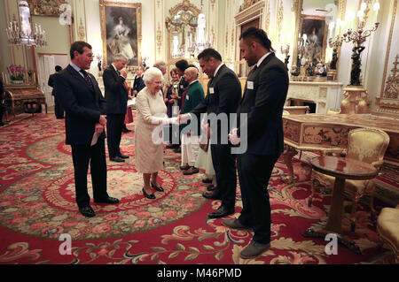 La reine Elizabeth II rencontre les joueurs de rugby Mako (2e à droite) et Billy Vunipola lors d'une réception pour célébrer la communauté de la diaspora du Commonwealth, en vue de la réunion des chefs de gouvernement du Commonwealth à Londres en avril, au Palais de Buckingham, à Londres. Banque D'Images