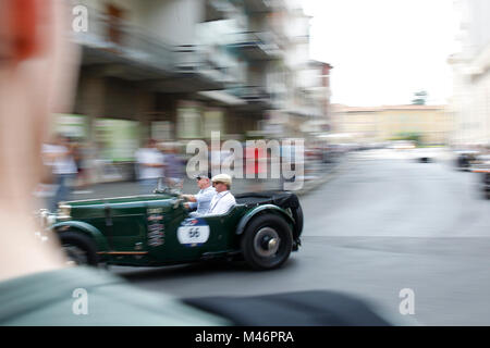 Brescia, Italie. 18tht, Mai, 2017. Robert Govaerts de Antilles néerlandaises et Johan lont de Netherland, se déplace le long de la via Fratelli Lechi dans le centre Banque D'Images