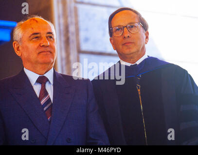 Le sénateur américain Sam Nunn avec Mikhail Gorbachev, ancien Secrétaire Général du Parti communiste de l'Union soviétique. Nunn, un démocrate de la Géorgie a été président de la Commission des forces armées du Sénat jusqu'à sa retraite de la vie politique en 1996. Banque D'Images