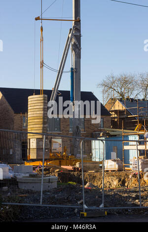 Une seule colonne de grue à tour de style cantilever en usage pour la construction de logements privés occupés à bâtir sur un site dans Bangor comté de Down en Irlande du Nord Banque D'Images