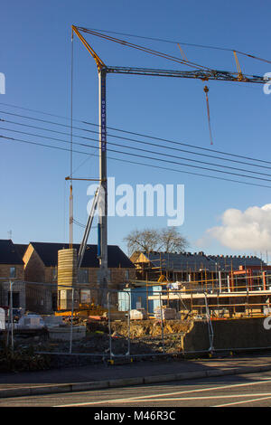 Une seule colonne de grue à tour de style cantilever en usage pour la construction de logements privés occupés à bâtir sur un site dans Bangor comté de Down en Irlande du Nord Banque D'Images