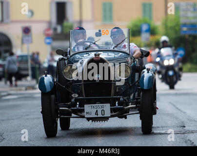 Brescia, Italie. 18e, mai 2017. L'équipage du Japon composée par Hitoshi Uemura et Jun Nishikawa se déplace rapidement sur Via Fratelli Lechi dans Centre de Bresc Banque D'Images