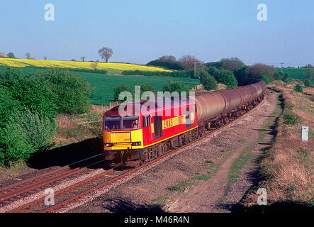 Un certain nombre de locomotives diesel de la classe 60 de travail 60027 un train de vider les réservoirs d'huile sur la Midland Main Line à Kibworth le 24 avril 2002. Banque D'Images