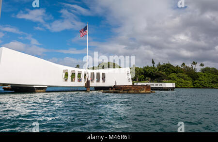 USS Arizona Memorial, USS Arizona BB 39, quai d'amarrage du ciment et tourelle à canon n° 3 au niveau de la Deuxième Guerre mondiale, la Vaillance dans le Pacifique Pearl Harbor, Oahu, Hawaii, USA. Banque D'Images