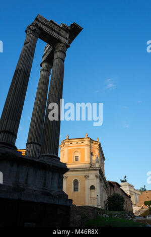 Rome, Italie : colonnes du Temple d'Apollon Sosiano Banque D'Images