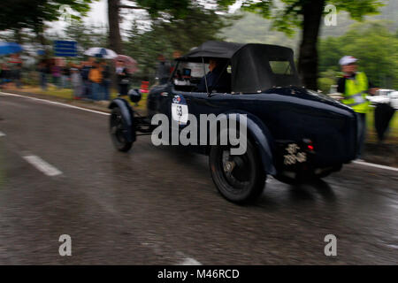 Pistoia, Italie. 20, mai 2017. Équipage composé par Mauro Ferrari et Andrea Ferrari d'Italie avec leur modèle, voiture Bugatti Type 40, 1929 déplace quickl Banque D'Images