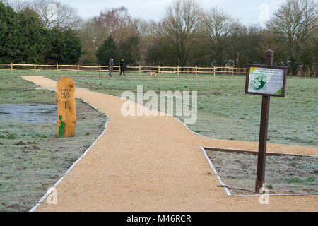 Les gens promènent leurs chiens dans le récemment ouvert Bramshot Farm Country Park près de flotte dans le Hampshire, au Royaume-Uni, sur un matin d'hiver glacial Banque D'Images