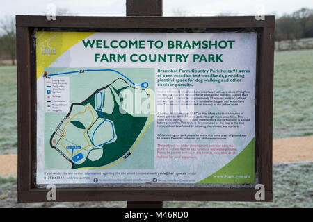 Information board à l'ouverture récente de la Bramshot Farm Country Park près de flotte dans le Hampshire, au Royaume-Uni, un site d'autres espaces verts naturels (Sang) Banque D'Images