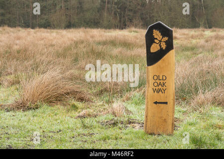 Panneau en bois pour un sentier autour Bramshot Farm Country Park près de flotte dans le Hampshire, au Royaume-Uni, un site d'autres espaces verts naturels (Sang) Banque D'Images