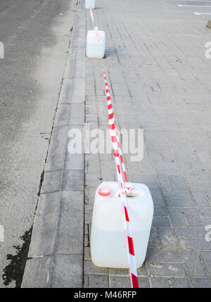 Les boîtes de l'eau exposée comme des barrières temporaires. La bande prohibitifs Banque D'Images