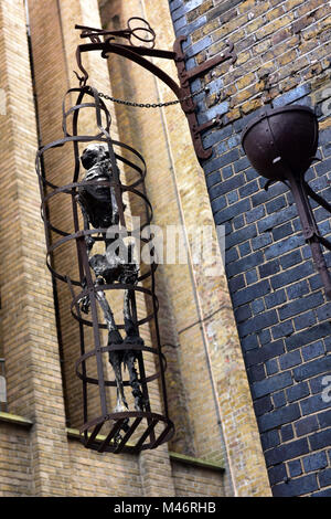 Un squelette d'os dans une forme humaine anatomie d'une personne dans une cage suspendue à l'extérieur de la prison clink musée dans le centre de Londres. Attractions touristiques. Banque D'Images