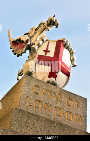 Une statue ou une sculpture d'un animal mystique griffin ou lion au sommet sur un pilier en pierre à London Bridge dans le centre de Londres avec city de Londres signe gravé Banque D'Images