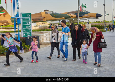 Téhéran, Iran - 28 Avril 2017 : les femmes iraniennes dans un hijab, l'homme et les enfants sont à pied autour de musée de la Défense Saint avec des expositions concernant l'ir de l'année 8 Banque D'Images