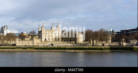 La Tour de Londres vue sur la Tamise. Banque D'Images