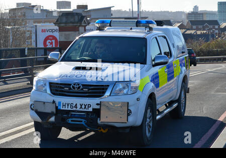 La Marine royale démineurs participant à la Deuxième Guerre mondiale bombe non explosée incident à l'aéroport de London City in London's Royal Docks Banque D'Images