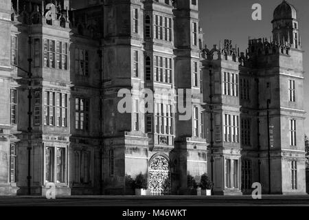 Coucher de soleil sur l'élévation ouest et le Golden Gate, Burghley House, manoir élisabéthain Cambridgeshire, Angleterre, RU Banque D'Images