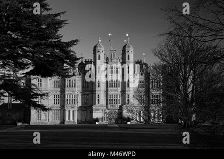 Coucher de soleil sur l'élévation ouest et le Golden Gate, Burghley House, manoir élisabéthain Cambridgeshire, Angleterre, RU Banque D'Images