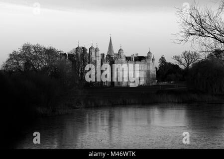 Coucher de soleil sur le lac à Burghley House, manoir élisabéthain Cambridgeshire, Angleterre, RU Banque D'Images