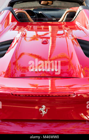 Ferrari 458 rouge avec palm tree une réflexion au 'Cars sur 5th' autoshow, Naples, Florida, USA Banque D'Images