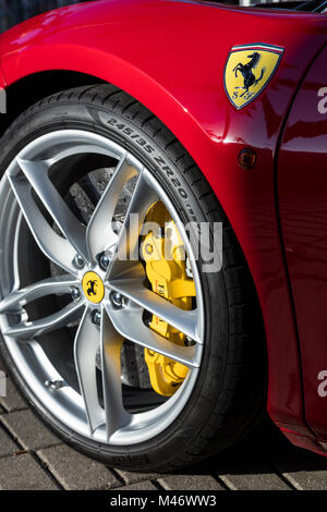 La roue avant et frein de stationnement détails d'une voiture de sport Ferrari 458 sur l'affichage à l 'Cars sur 5th' autoshow, Naples, Florida, USA Banque D'Images