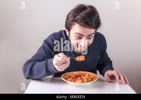 L'homme affamé de manger des aliments Banque D'Images