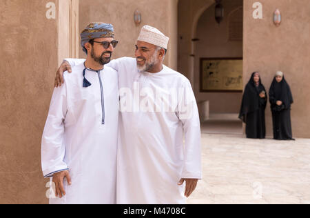 Nizwa, Oman, le 2 février 2018 : les hommes en costume traditionnel omanais Banque D'Images