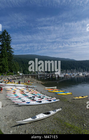 Kayaks sur la plage de Deep Cove Banque D'Images