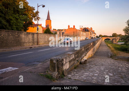 Coucher du soleil à La Charité-sur-Loire, une petite commune dans la région de Bourgogne, le Centre de la France Banque D'Images