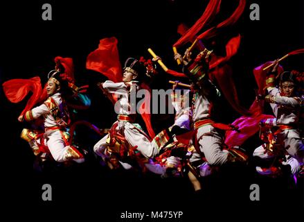 Yangon, Myanmar. Feb 14, 2018. Les spectacles de danse chinoise au cours du Gala show de Paukphaw Carnival of Happy Chinese New Year 2018 à Yangon, Myanmar, le 14 février 2018, pour célébrer le prochain Nouvel An lunaire chinois, qui tombe le 16 février cette année. Credit : U Aung/Xinhua/Alamy Live News Banque D'Images