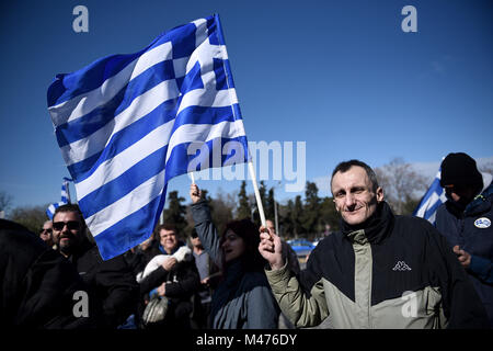 Thessalonique, Grèce. Feb 14, 2018. Un homme détient un drapeau grec au cours d'une manifestation à l'extérieur de l'Hôtel de Ville. Un groupe de personnes ont manifesté devant l'hôtel de ville contre les récentes déclarations du maire de Thessalonique Yannis Boutaris, sur le débat et l'utilisation du nom ''Macédoine''. Les manifestants exigent la démission du Boutaris. Le débat est un conflit politique sur l'utilisation du nom ''Macédoine'' entre la Grèce et la République de Macédoine voisine. Credit : Giannis Papanikos/ZUMA/Alamy Fil Live News Banque D'Images