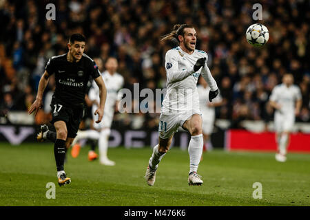 Gareth Bale (Real Madrid) entraîne l'avant sur la balle Yuri Berchiche (PSG), UCL Champions League match entre Real Madrid vs PSG au Santiago Bernabeu à Madrid, Espagne, le 14 février 2018. Más Información Gtres Crédit : Comuniación sur ligne, S.L./Alamy Live News Banque D'Images