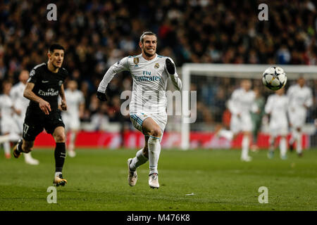 Gareth Bale (Real Madrid) entraîne l'avant sur la balle Yuri Berchiche (PSG), UCL Champions League match entre Real Madrid vs PSG au Santiago Bernabeu à Madrid, Espagne, le 14 février 2018. Más Información Gtres Crédit : Comuniación sur ligne, S.L./Alamy Live News Banque D'Images