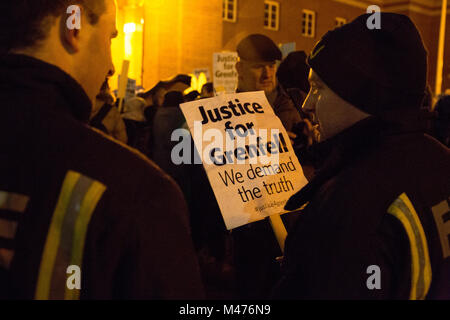 London UK 14 février 2018 pompier en dehors de Kensington et Chelsea bâtiment du Conseil, avant de partir pour une marche silencieuse à Grenfell Tower 8 mois sur du feu. Banque D'Images