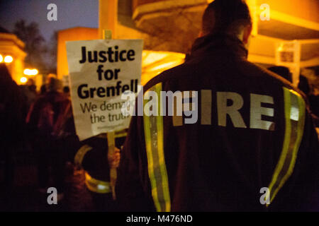 London UK 14 février 2018 pompier en dehors de Kensington et Chelsea bâtiment du Conseil, avant de partir pour une marche silencieuse à Grenfell Tower 8 mois sur du feu. Banque D'Images