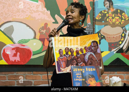 New York, USA. 13 Février, 2018. Mme Sheryl effectue des personnages et raconte qu'elle la lit à partir de son livre 'Ebony' la mer. Irene Smalls, conteur africain-américain et auteur de livres pour enfants, qui a eu lieu un mois de l'histoire des Noirs la lecture de pièces musicales de ses œuvres pour un public attentif à l'ensemble Foods Store sur 125th Street. Smalls, renommée internationale d'un auteur à succès, est basé à Boston. Credit : M. Stan Reaves/Alamy Live News Banque D'Images