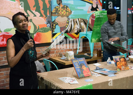 New York, USA. 13 Février, 2018. Irene Smalls, conteur africain-américain et auteur de livres pour enfants, qui a eu lieu un mois de l'histoire des Noirs la lecture de pièces musicales de ses œuvres pour un public attentif à l'ensemble Foods Store sur 125th Street. Smalls, un célèbre auteur à succès, est basé à Boston. Credit : M. Stan Reaves/Alamy Live News Banque D'Images